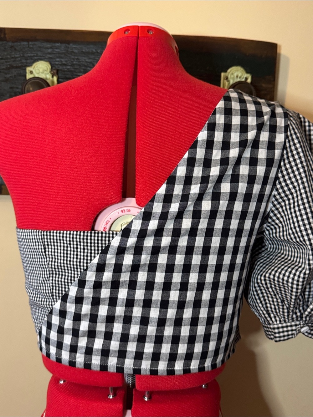 La’ Ros Black and White Gingham One-Shoulder Asymmetrical Draped Puff Sleeve Top - Picture 10 of 15